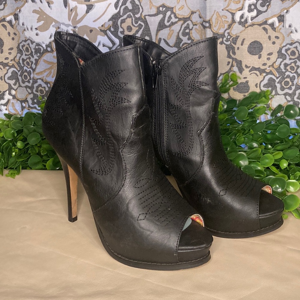 Miranda Lambert snip toe high heel booties. Size 7M Black Escapade